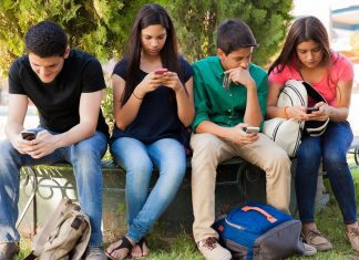 El gobierno porteño prohibió el uso de celulares durante clases en la escuela secundaria