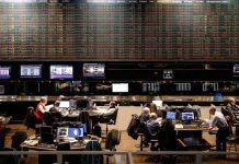 El día después: el dólar oficial retrocedió, se desplomó el riesgo país y hubo suba de bonos y acciones en Wall Street