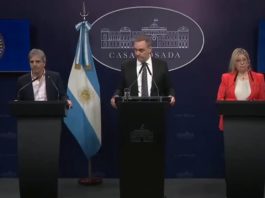 Adorni junto a dos ministros dio una insólita conferencia de prensa, donde leyó un libreto y no permitió preguntas sobre corrupción